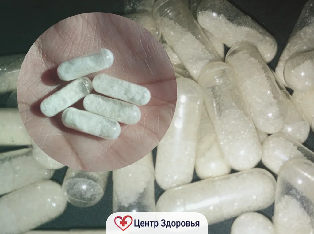 Прозрачные кристаллические частицы на нейтральном фоне