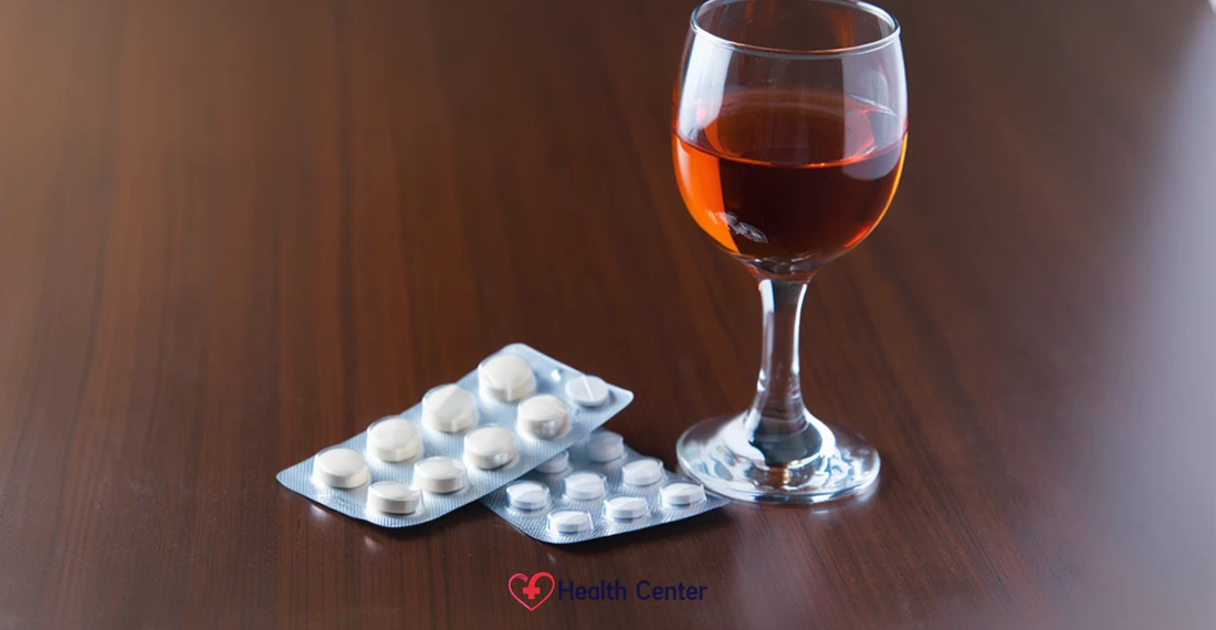 Блистер с таблетками и бокал вина