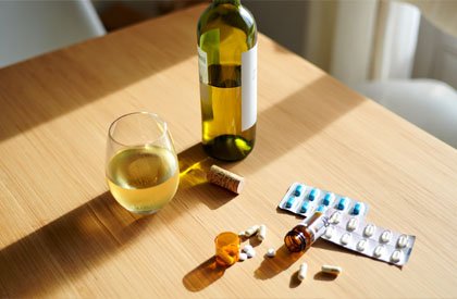Алкоголь и таблетки на столе