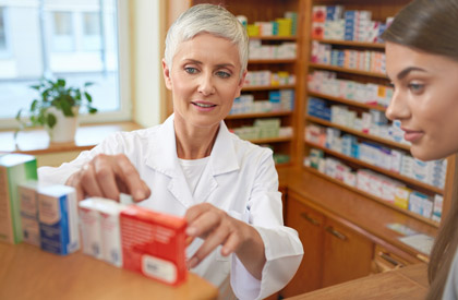 Взаимодействие Гептрала с другими лекарствами — фармацевт в аптеке консультирует пациента