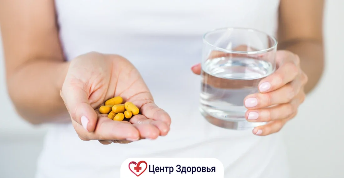 Гептрал в ладони и стакан чистой воды