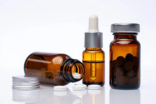 Человек держит таблетки Клофелина