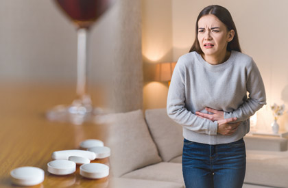 Аналоги Мидокалма — фармацевт в аптеке консультирует покупателя